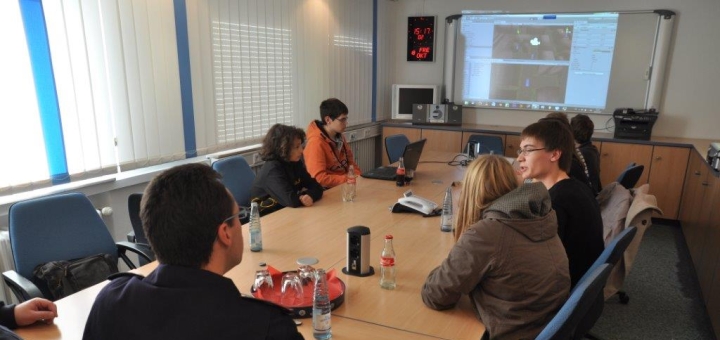 Ein Konferenztisch mit unserer Roboter AG.